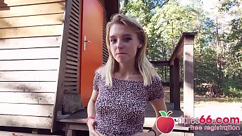 Blonda agatat in parc si dusa la el acasa pentru sex dur in pizda ei