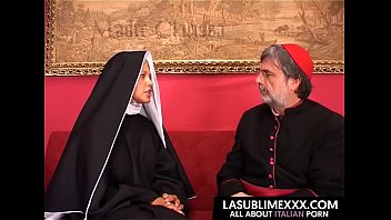 Un calugar se duce la coarde si fute o negresa cu tatele mici
