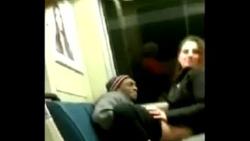 Filmati intr-un tren cand se fut fara sa ii intereseze de alti calatori
