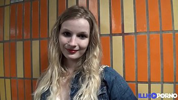 Blonda buna de pula face sex cu doi barbati deodata la un puf din germania